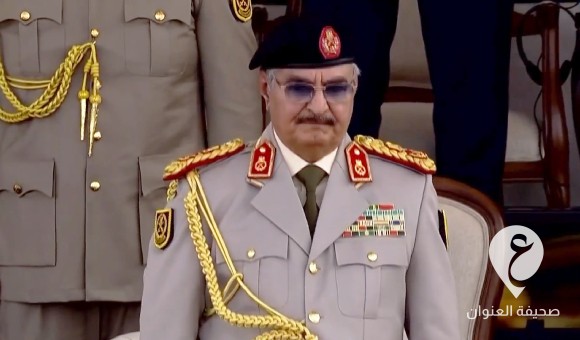 بدء العرض العسكري بمناسبة الذكرى العاشرة لـ "ثورة الكرامة" في حضور المشير حفتر وعقيلة صالح